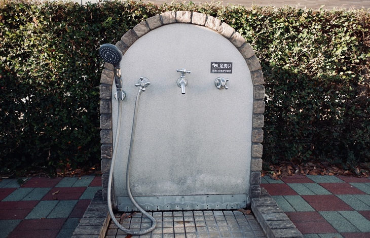 玄関横にシャワーブースや足洗い場を設置