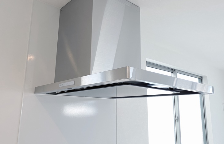 同時給排気型のレンジフードを採用したり、空気清浄機能を持つ壁材