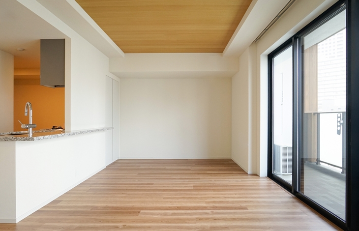 無垢材のフローリングや漆喰の壁など、自然素材を取り入れる