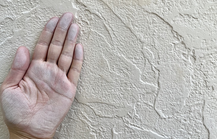 塗装の剥がれ、ひび割れ、チョーキング（塗膜が粉状になる現象）などが発生